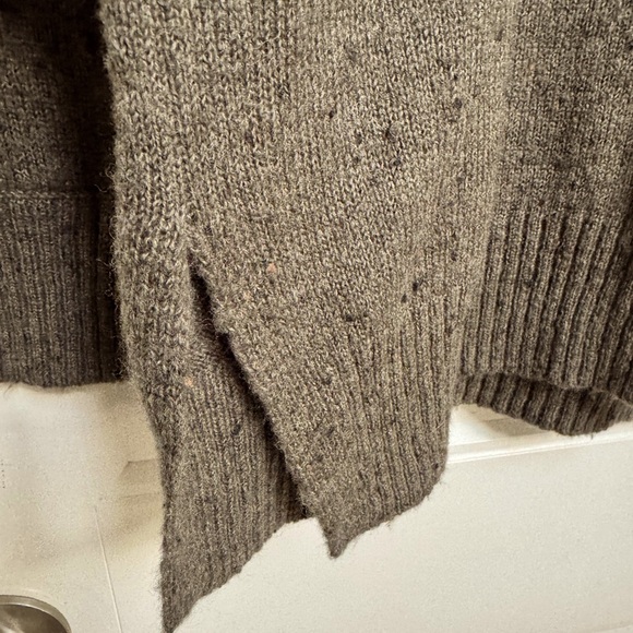 Madewell Donegal Bartlett V-Neck Wool Blend Sweater in Forest Green. Size S - Picture 4 of 5